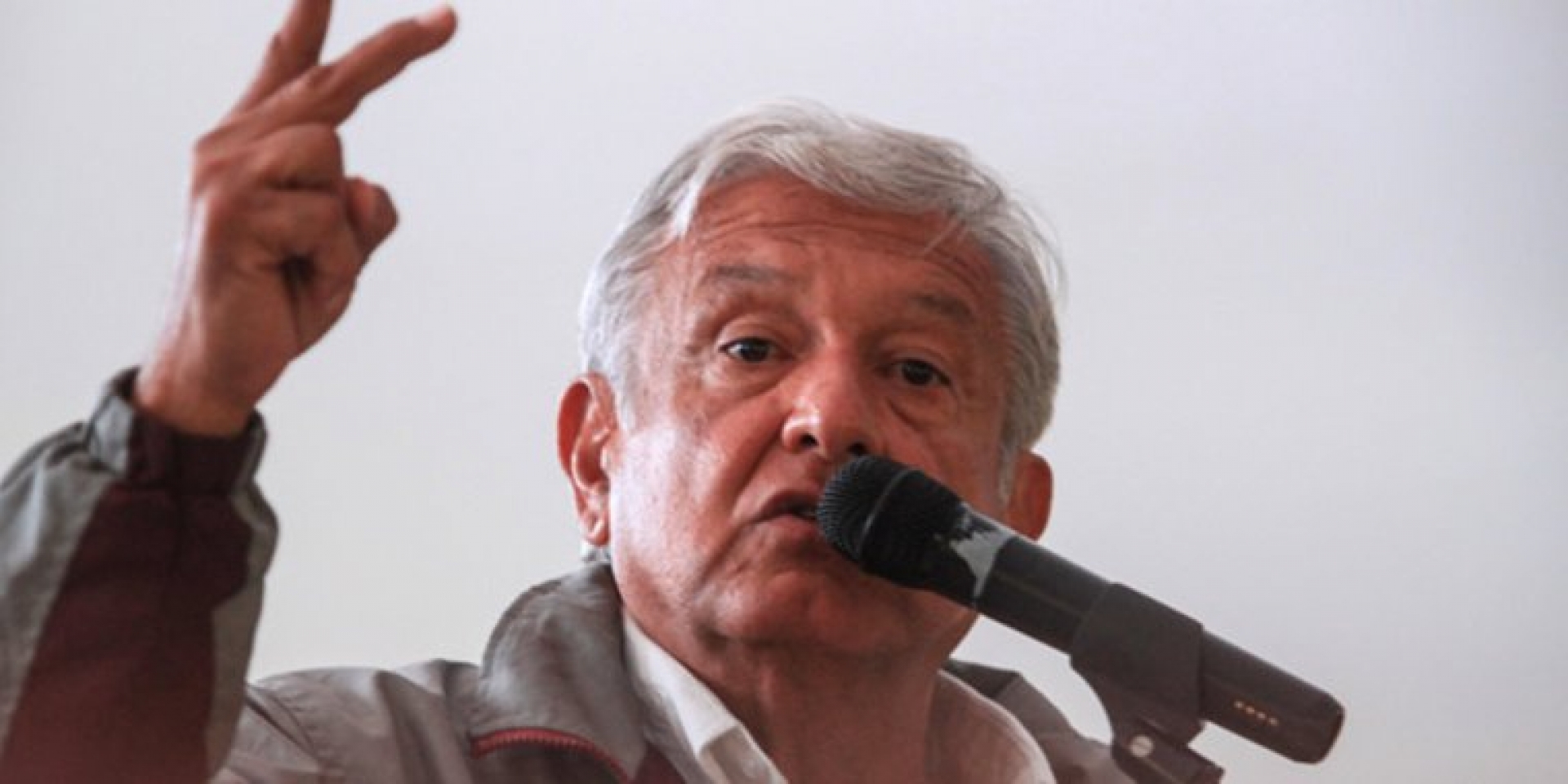 AMLO reclama a Reforma, le llama prensa conservadora y 'fifí'
