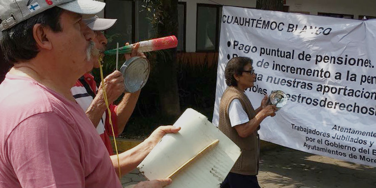 Se manifiestan jubilados del SAPAC en el Ayuntamiento de Cuernavaca