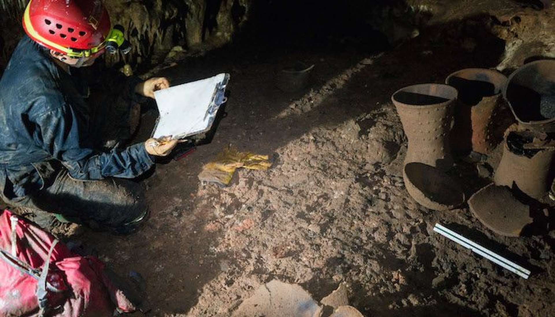El INAH encuentra unos 200 artefactos mayas de más de mil años en cueva de Chichén Itzá (VIDEO)