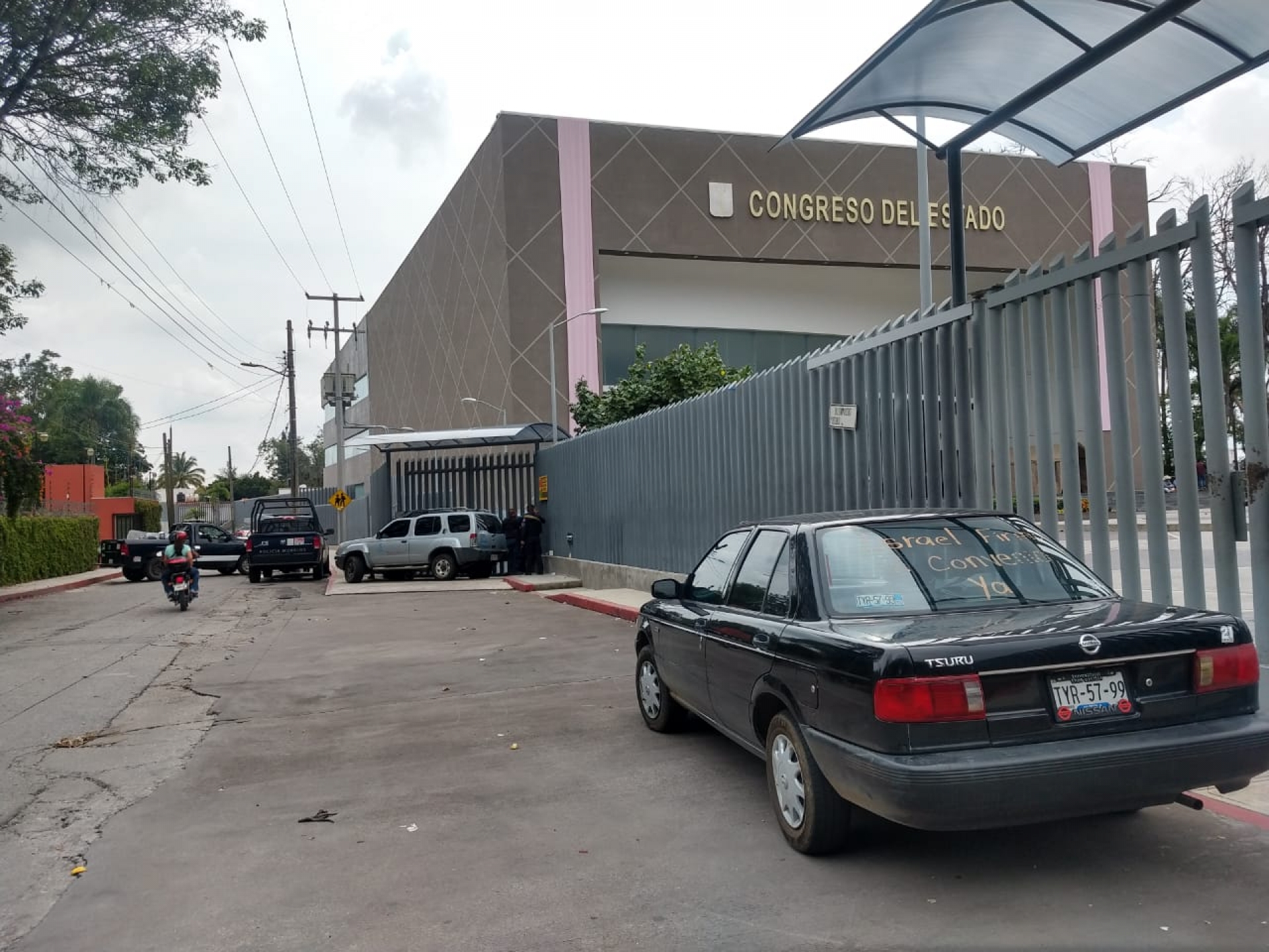 Habitantes de Hueyapan cumplen cuatro días de plantón en el Congreso