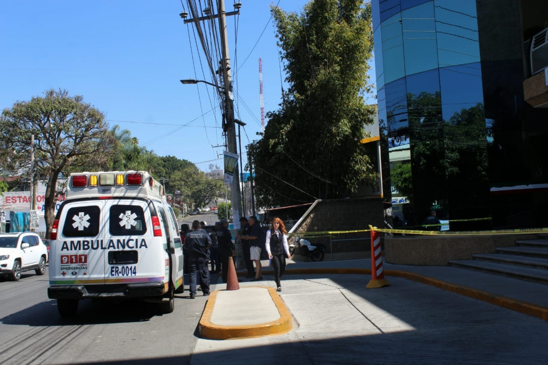 Durante asalto a mujer, disparan afuera del edificio del SAT