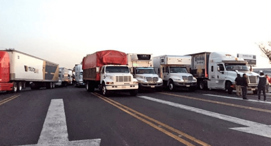 Por el Doble Hoy No Circula, transportistas bloquean la autopista México – Querétaro