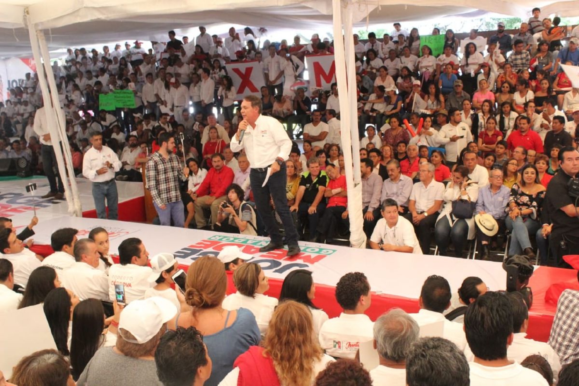 Jorge Meade cerró campaña en la Plaza de Armas