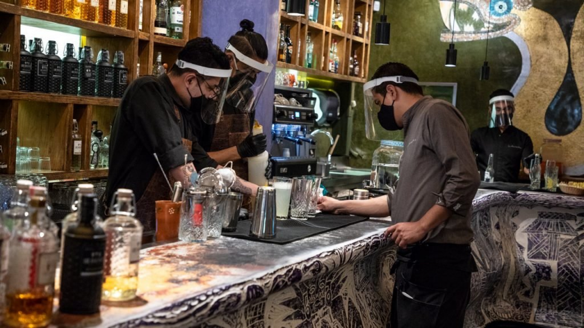 CDMX dará apoyo económico a meseros y fondas; ve cómo solicitarlo