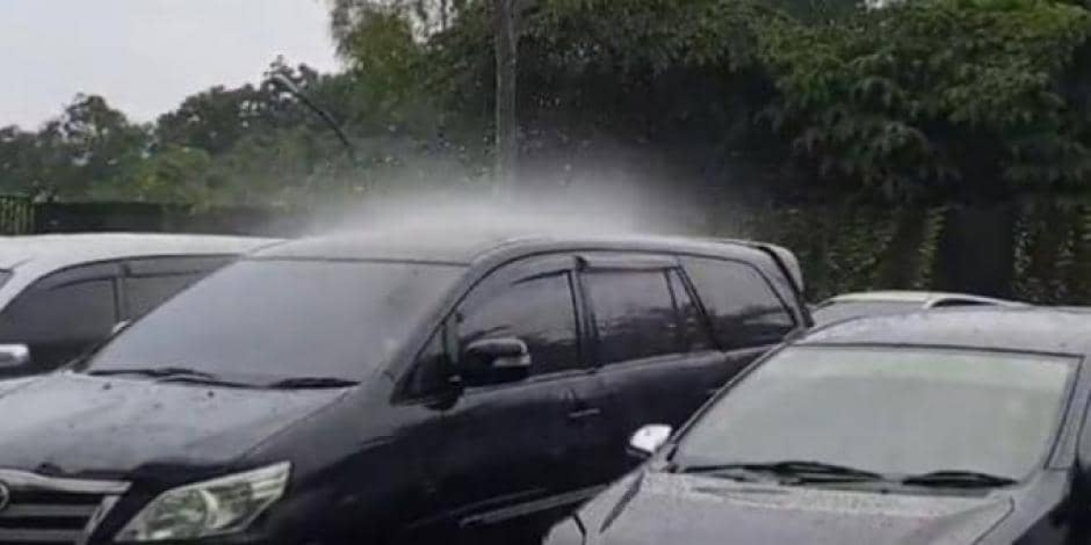 ¡Insólito! Fuerte lluvia cae sobre un solo auto