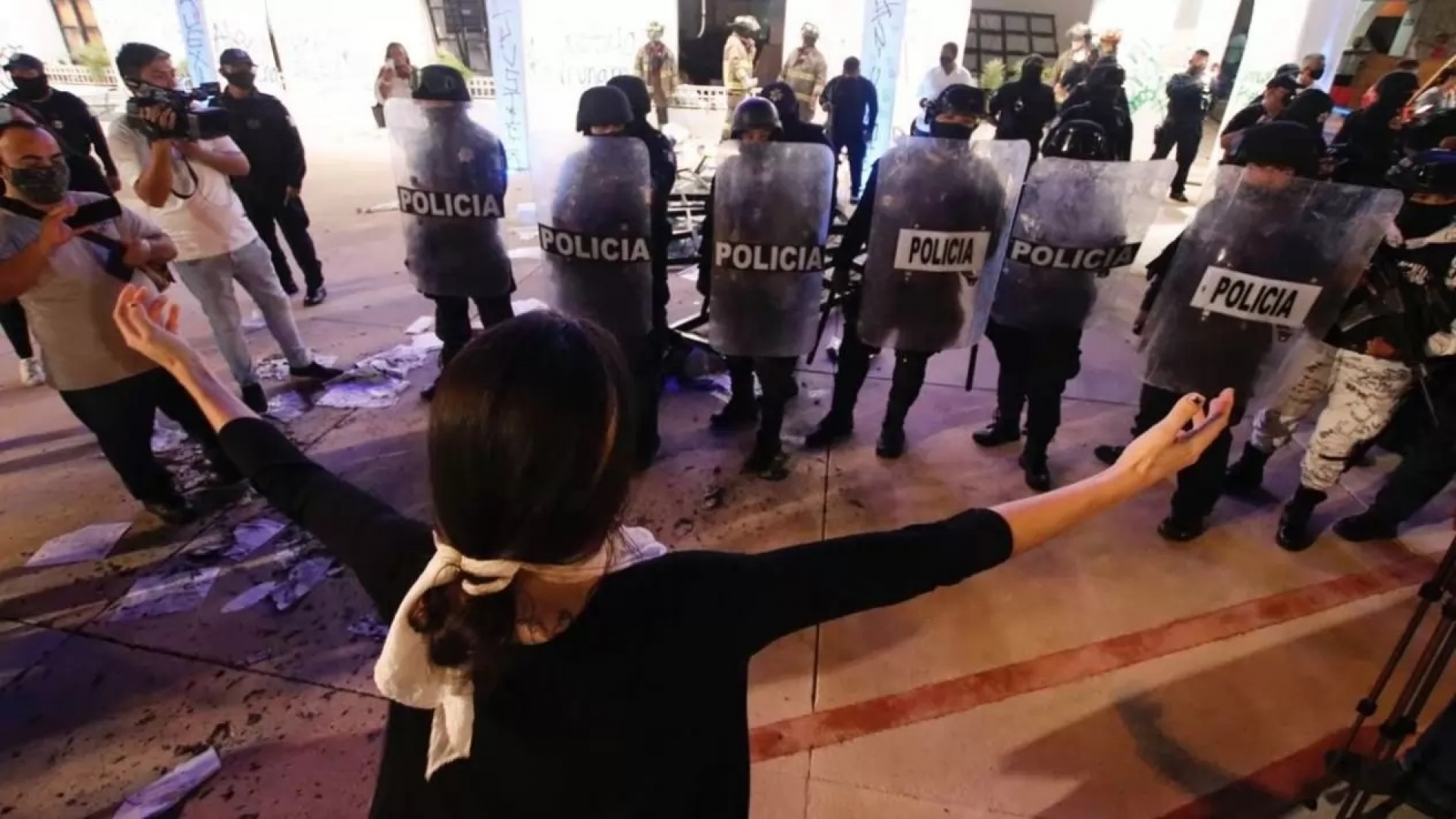 Policías disparan al aire durante marcha feminista en Cancún