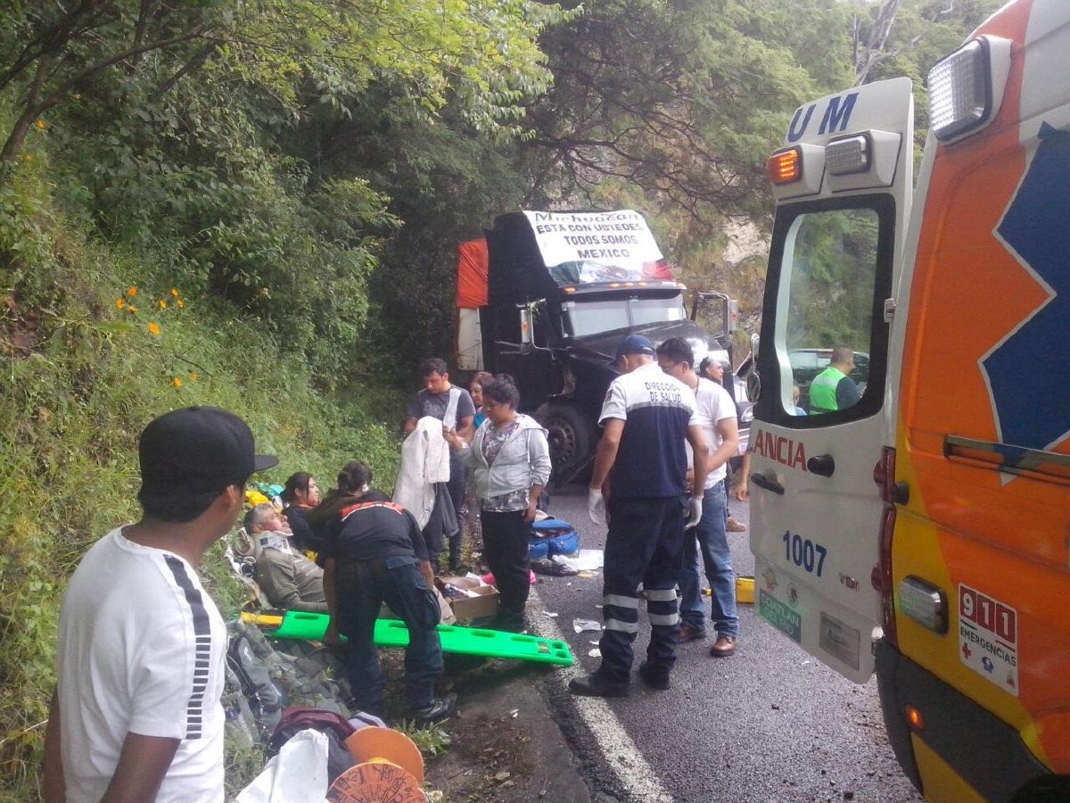 Choca tráiler en Coatlán del Río tras dejar víveres en Galeana