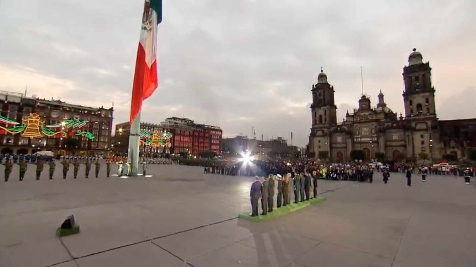 VIDEO: AMLO iza bandera a media asta en memoria de víctimas de sismos