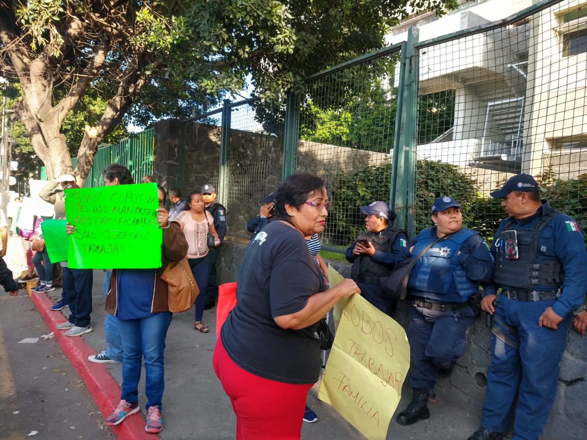Comerciantes ambulantes protestan en la avenida Plan de Ayala; exigen ser reinstalados