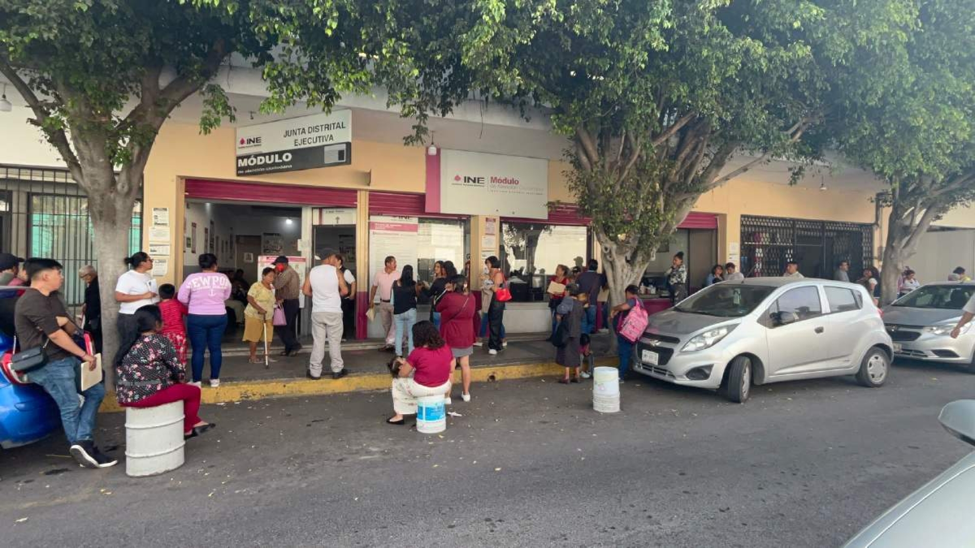 Se registran largas filas en las oficinas del INE en Cuautla