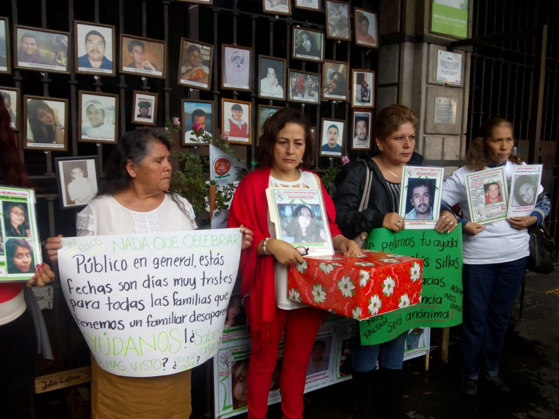 Familiares de víctimas instalan buzón informativo