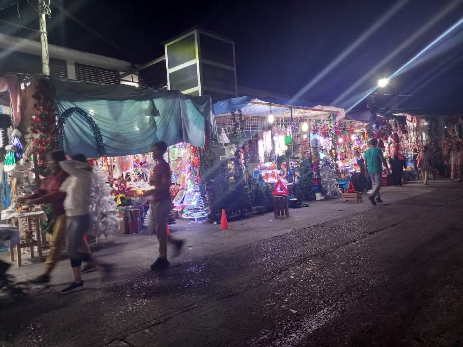 Competencia afecta a comerciantes de tianguis navideño en Jojutla
