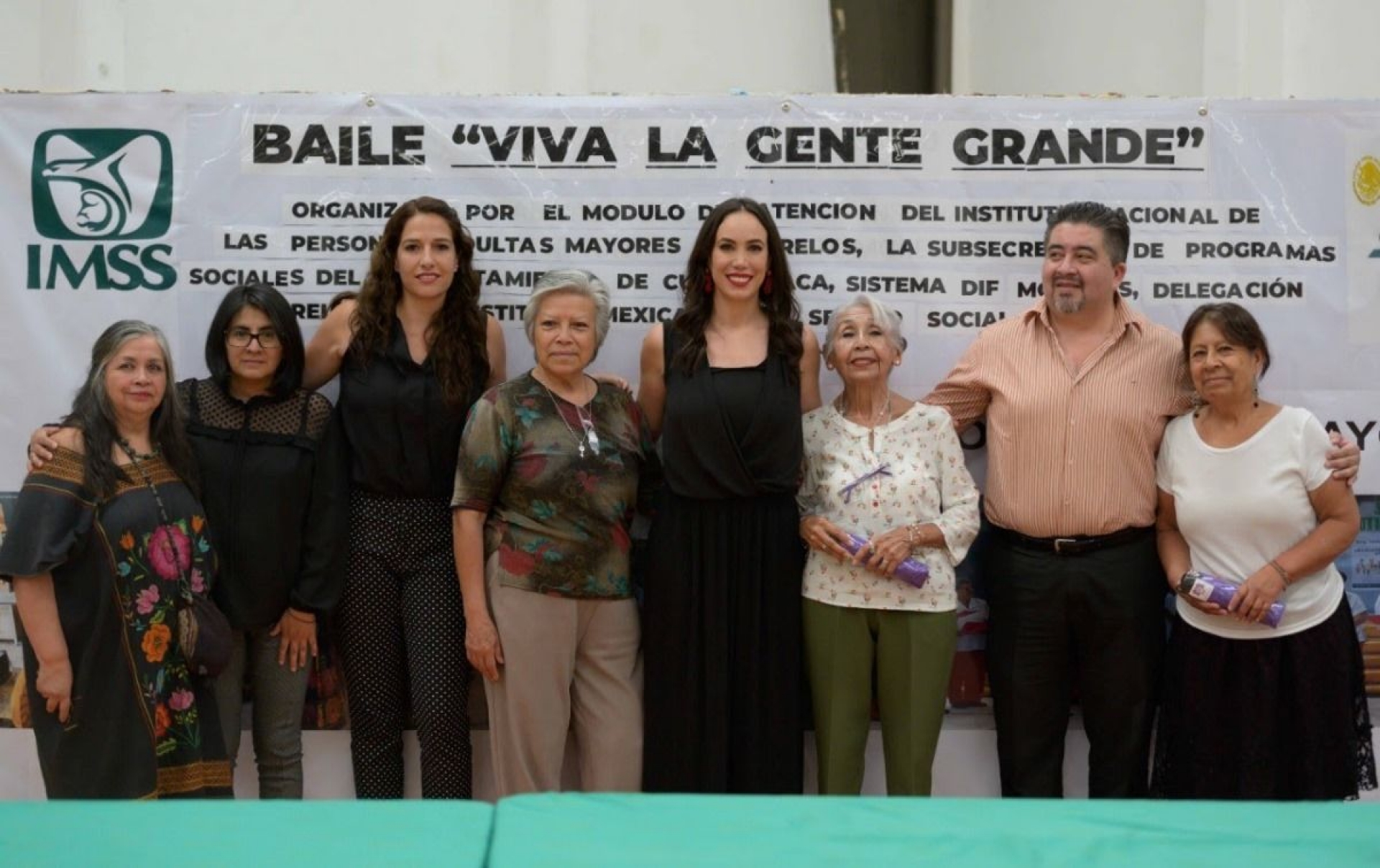 Convive Natália Rezende con adultos mayores de Morelos