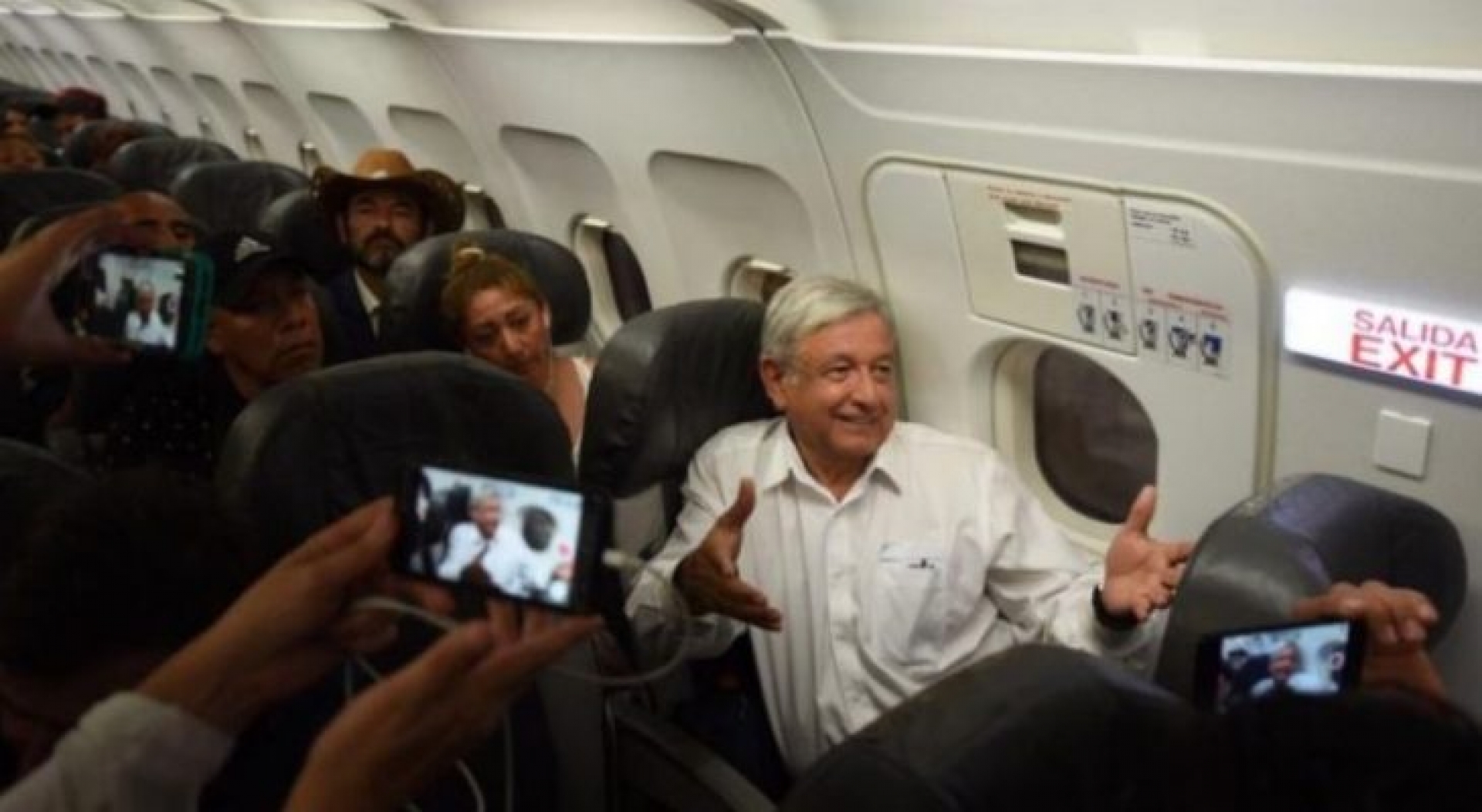 “Es horrible viajar con AMLO, la gente no sigue indicaciones”, se queja azafata