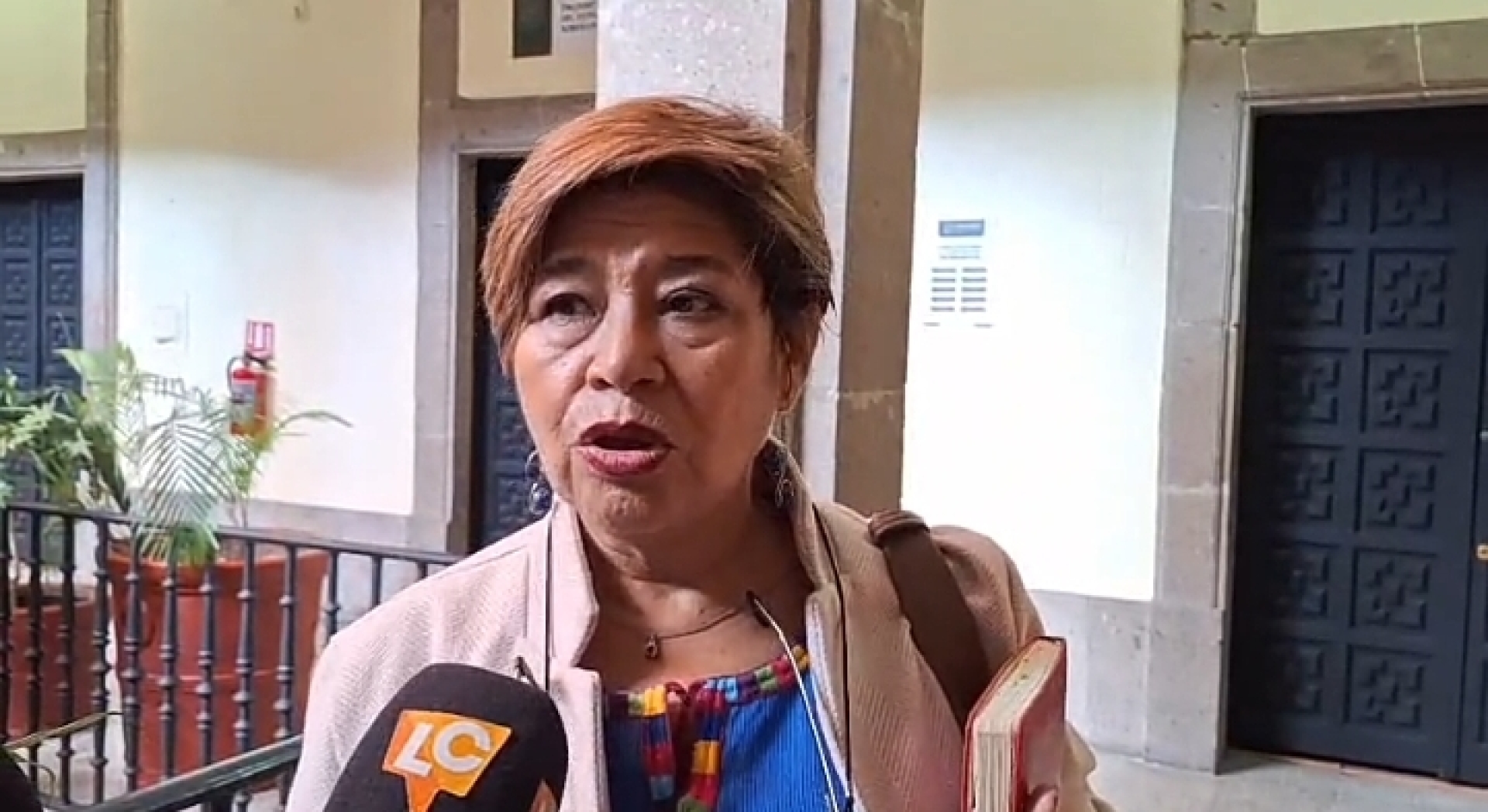 Llama secretaria de Bienestar a no dejarse engañar por falsos gestores