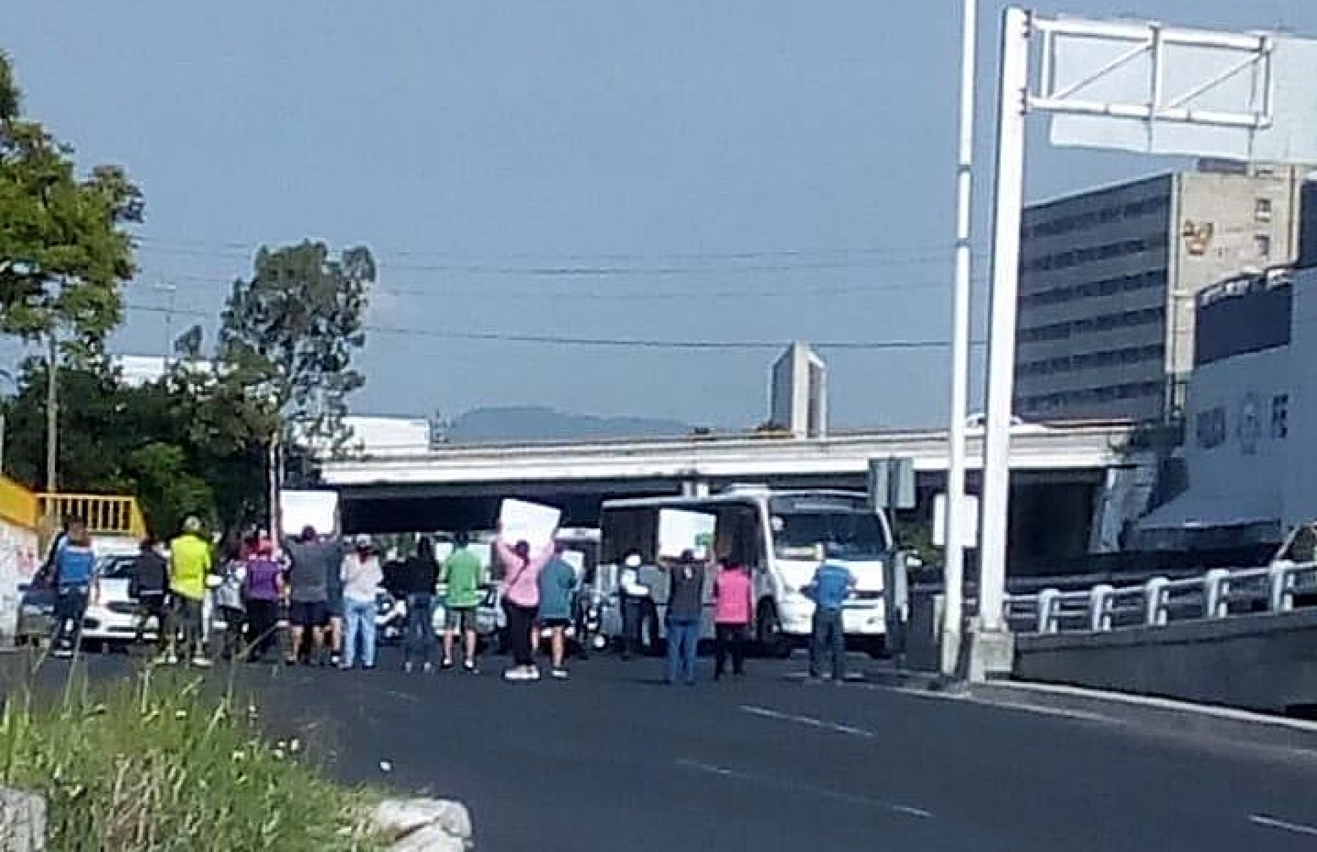 Protestan vecinos de la colonia Satélite en el bulevar Cuauhnáhuac, por falta de agua potable
