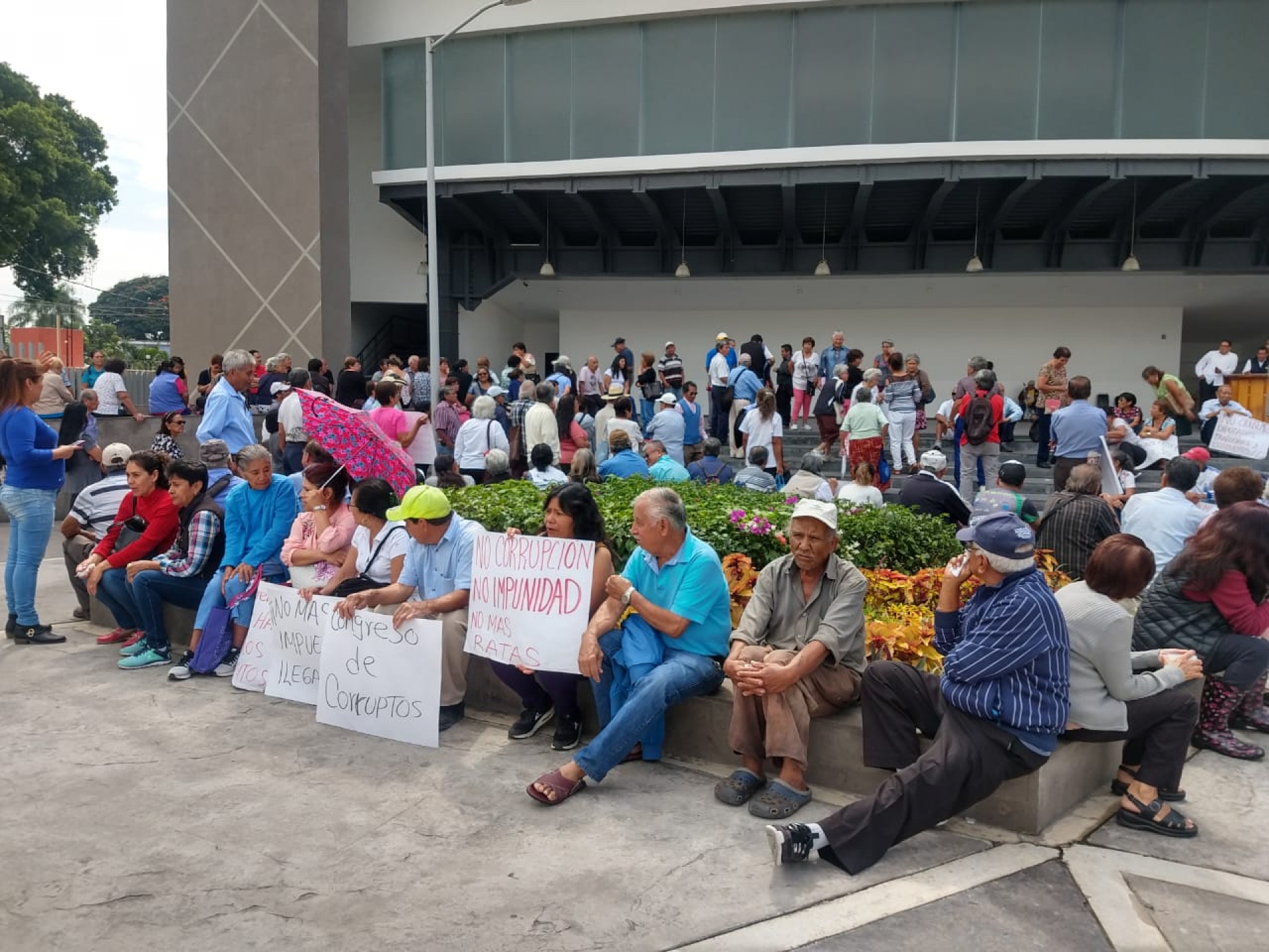 Se manifiestan integrantes de la Asociación Cívica Morelense en el Congreso