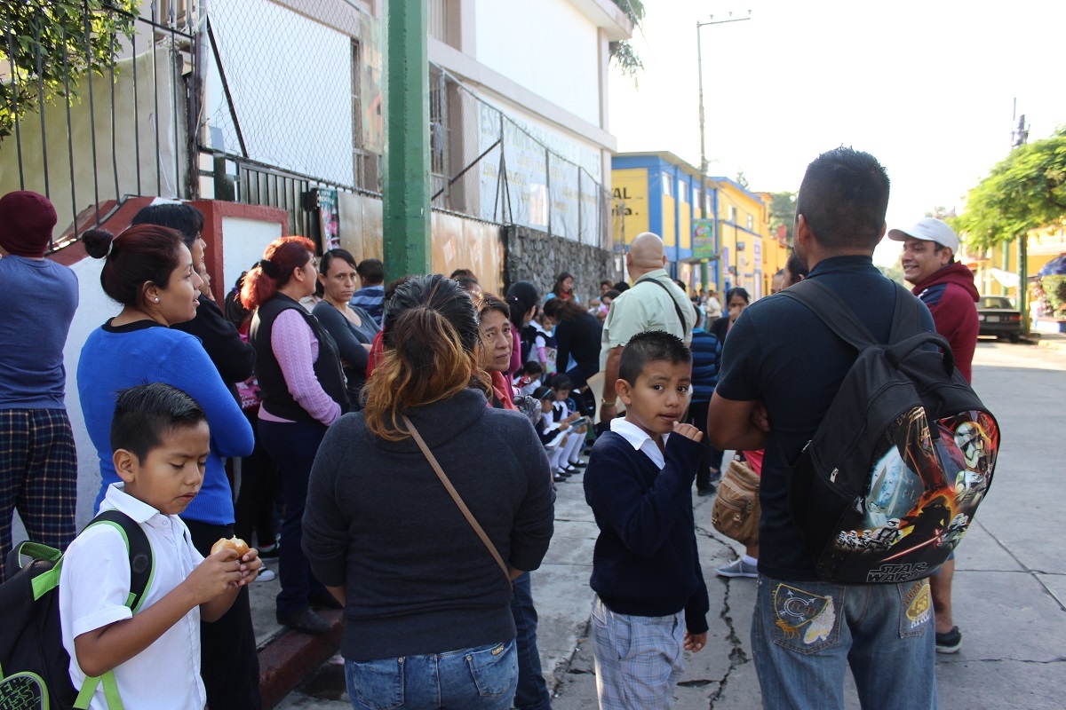 Protesta divide a padres de familia de primaria de San Antón