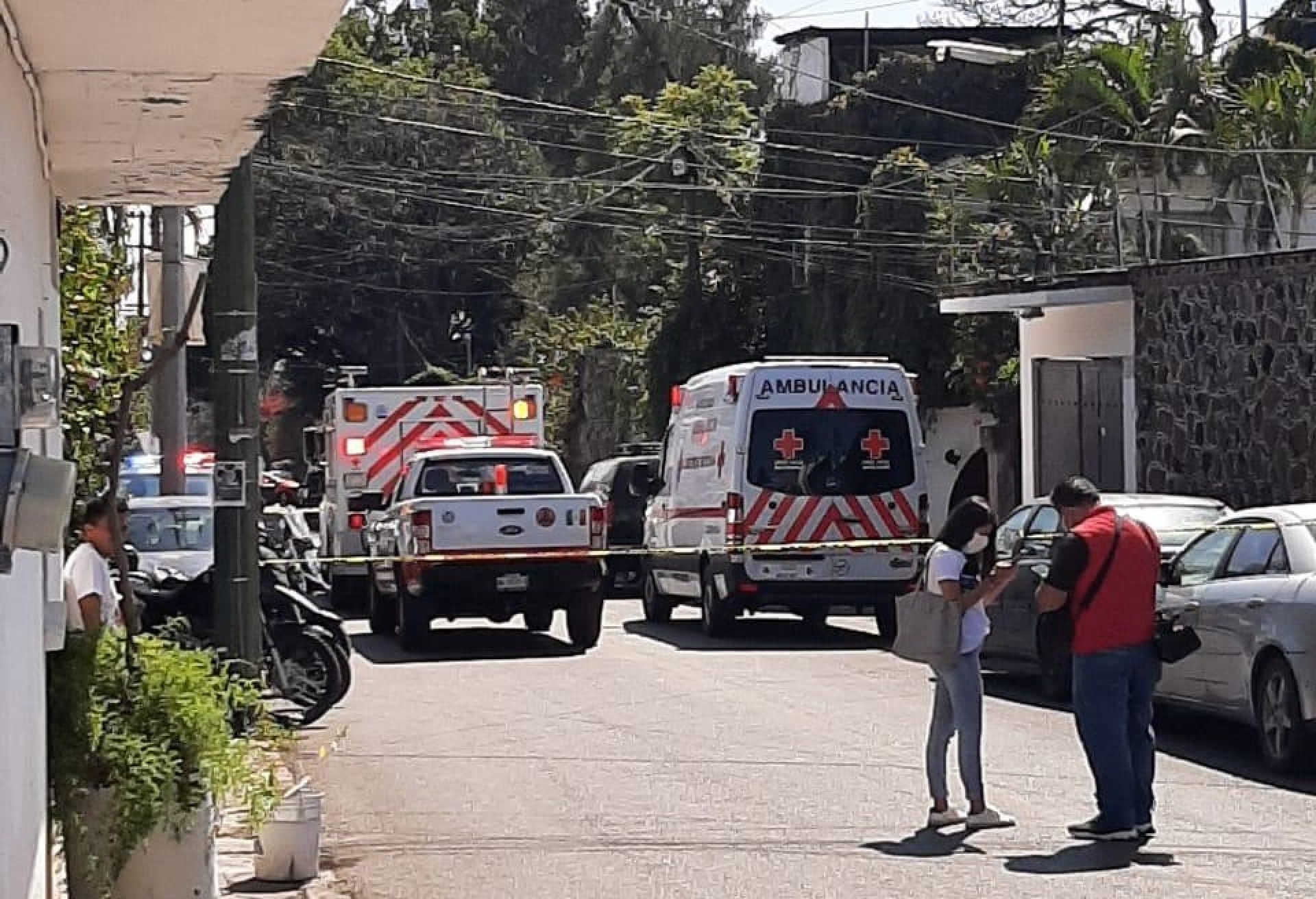 Fallece taxista al caer en su vehículo a una barranca, en Acapantzingo