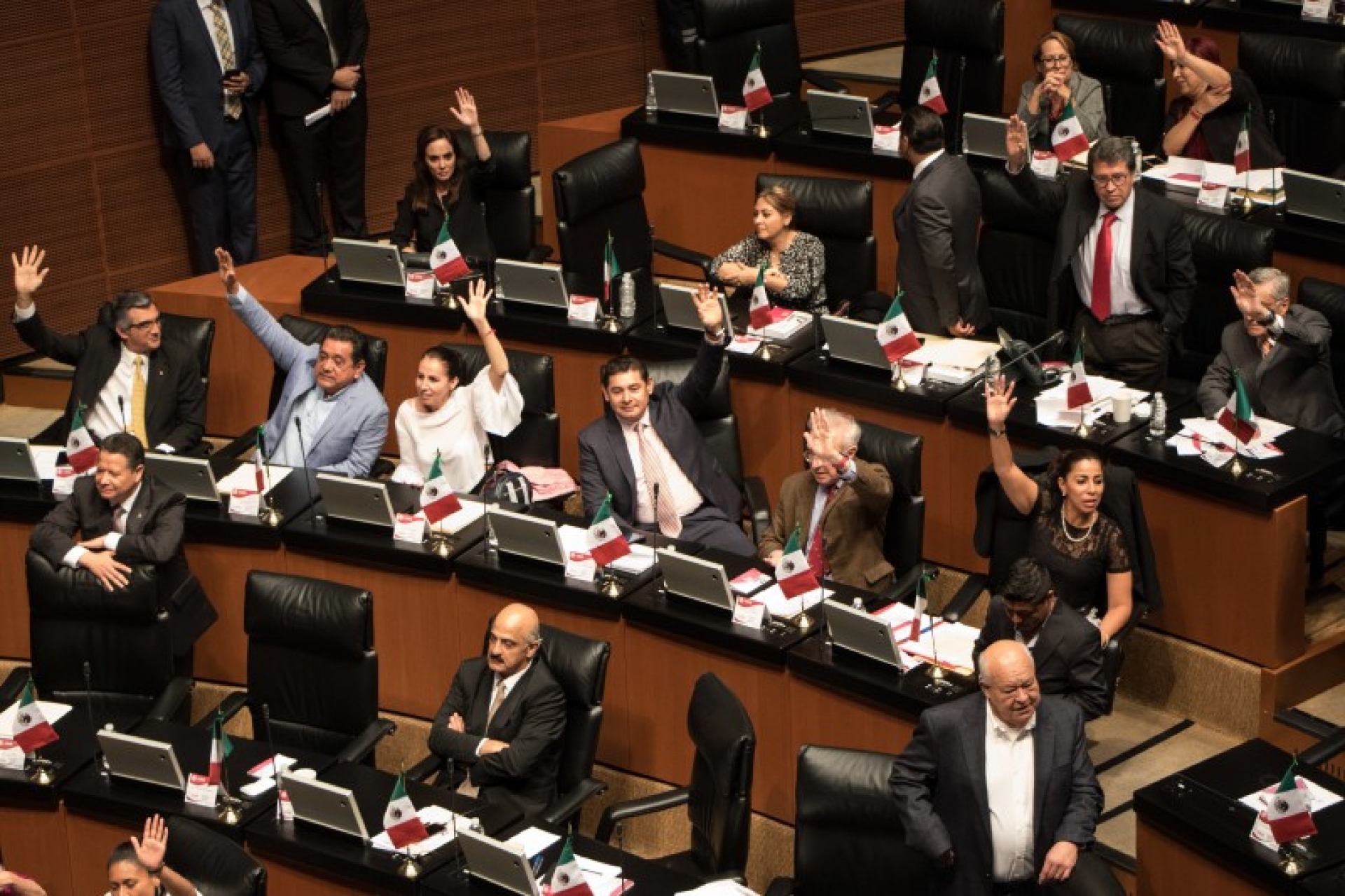 MORENA presenta iniciativa para quitar a gobernadores, alcaldes y diputados que “no cumplan”.