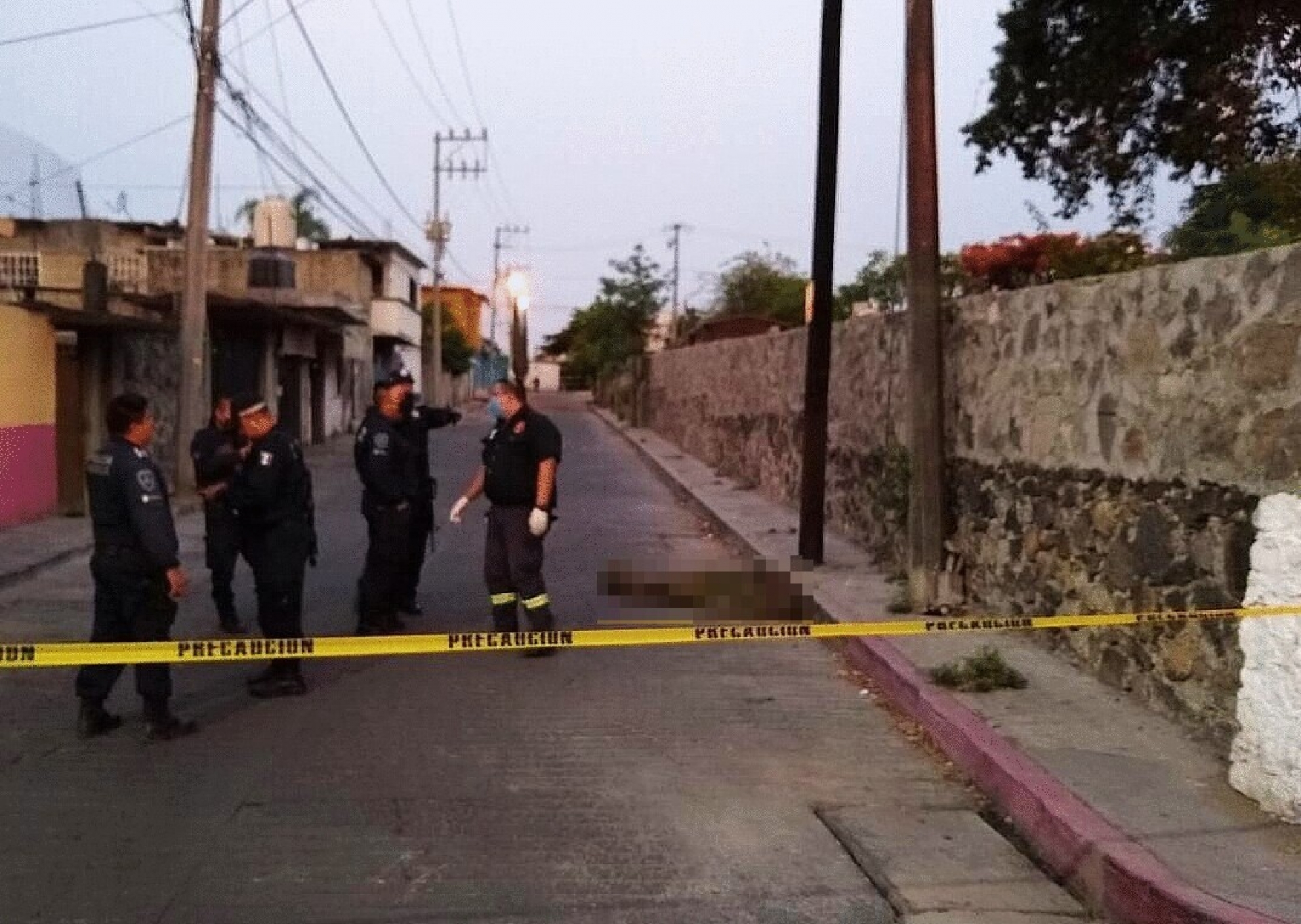 Encuentran el cadáver encobijado de un hombre en la colonia La Nopalera, en Temixco
