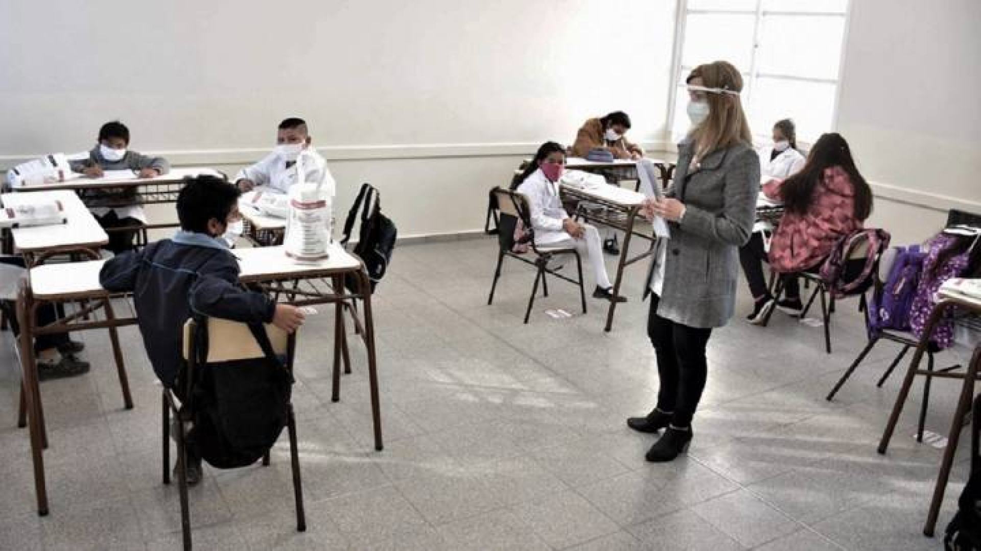Gobierno de México ofrece vacunar a maestros para volver a clases
