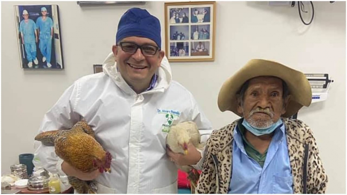 Abuelito "paga" con dos gallinas su operación de próstata