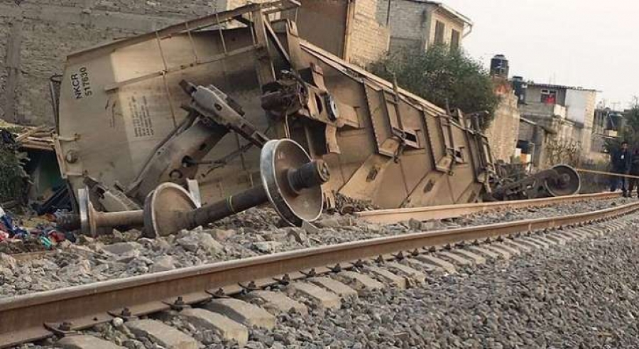 Tren se descarrila en Ecatepec y deja al menos cinco muertos