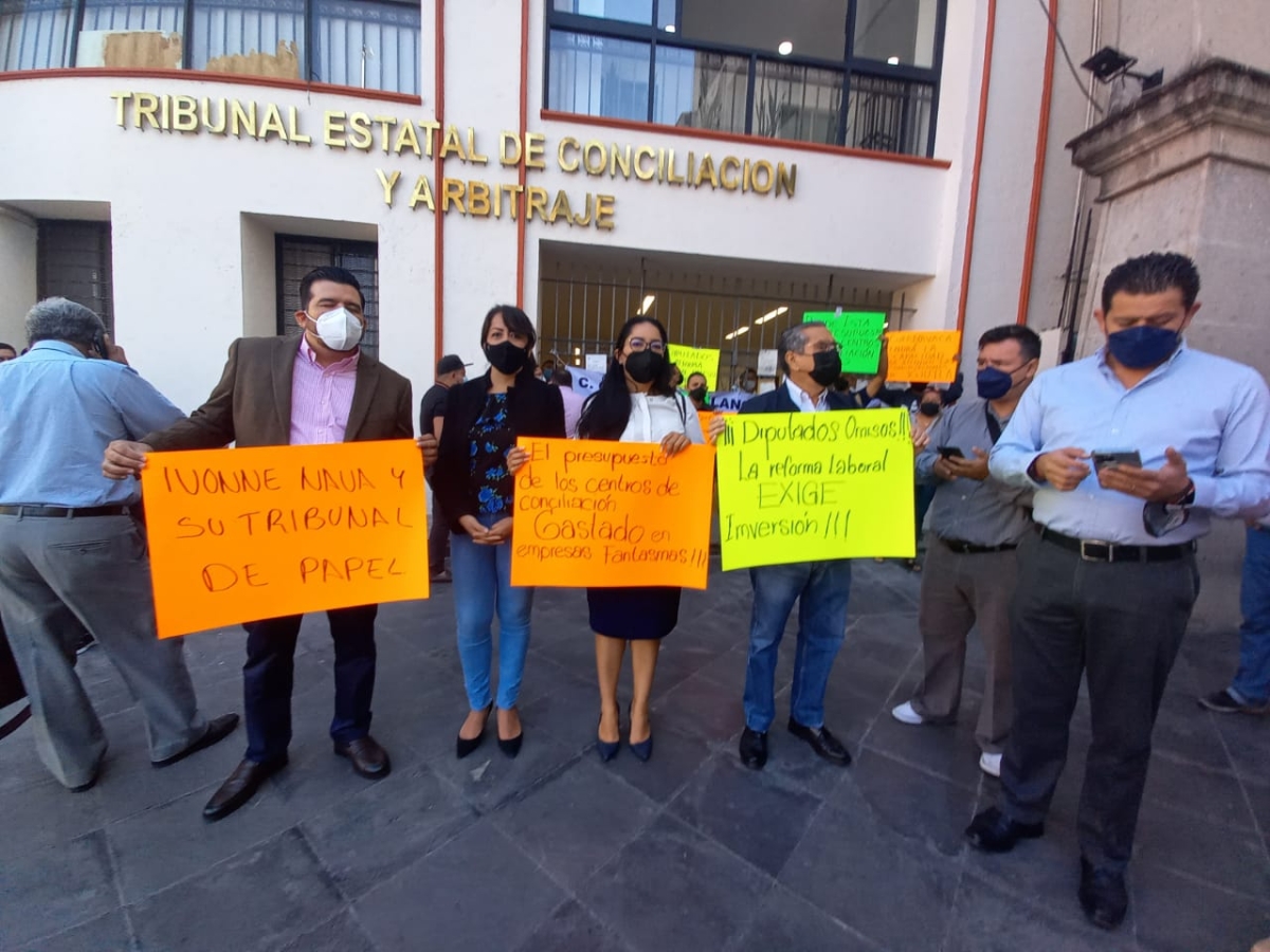 Protestan abogados laboralistas