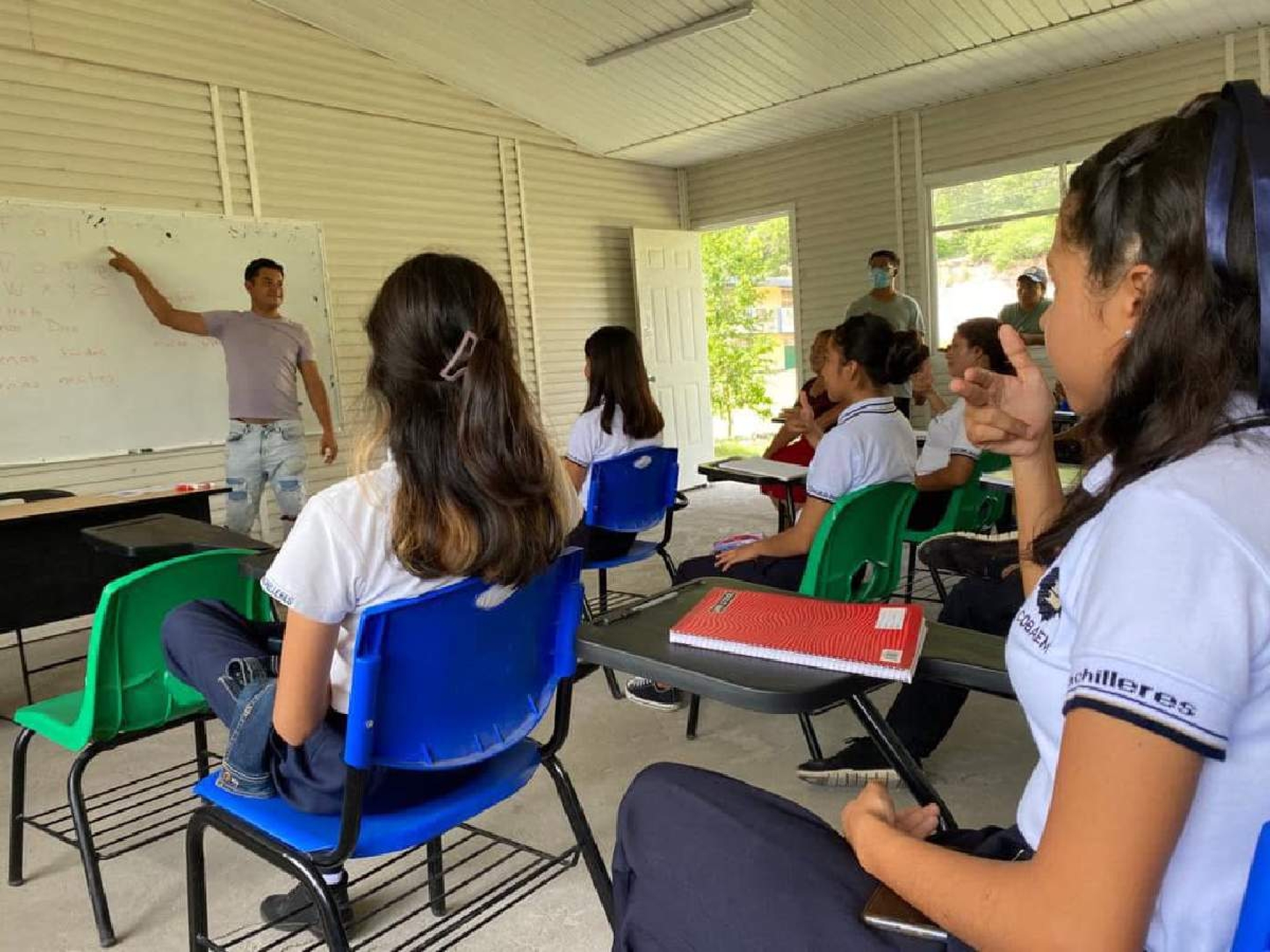 Enseñan lengua de señas a estudiantes de Bachilleres de Tlaquiltenango