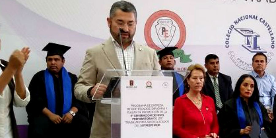 Entregan certificados de preparatoria a trabajadores estatales sindicalizados