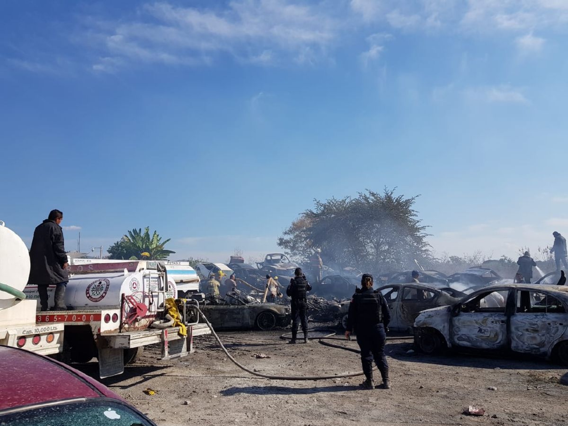 Se queman al menos 14 vehículos en un corralón