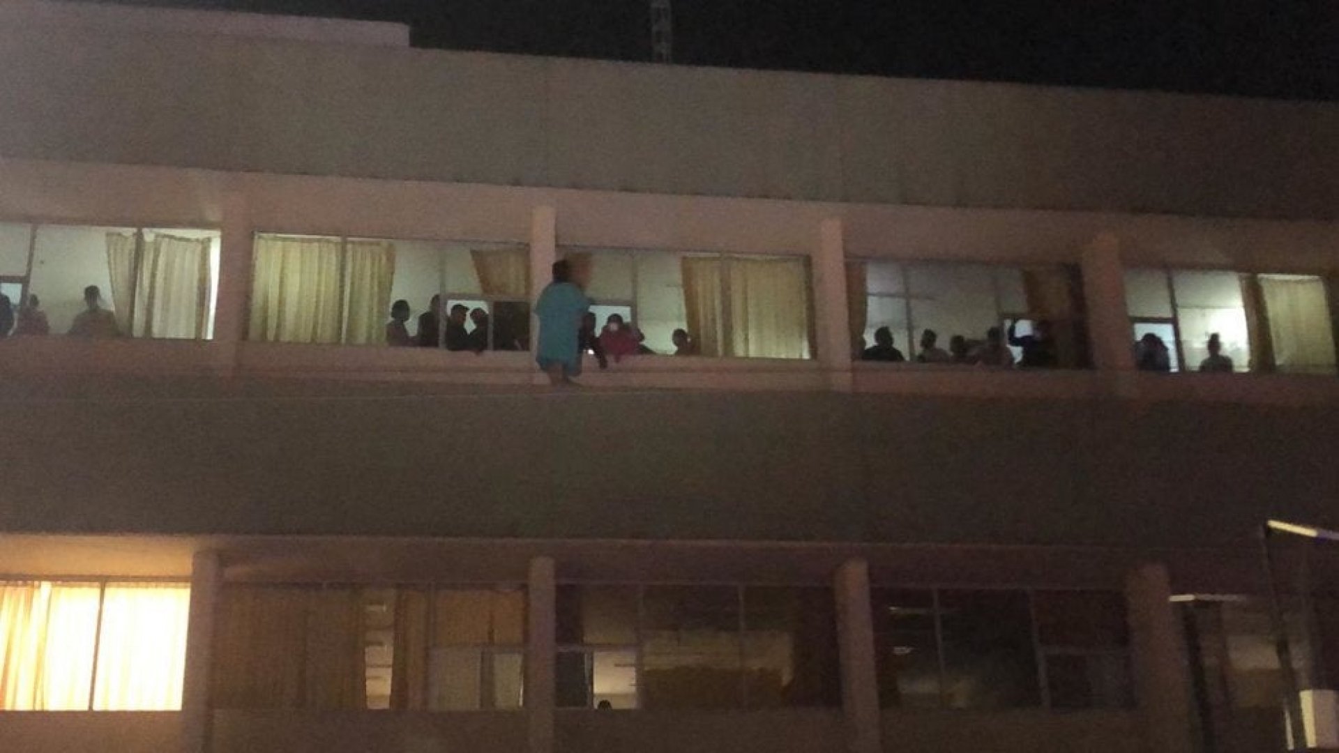 Bomberos rescatan a mujer que intentó suicidarse en Saltillo