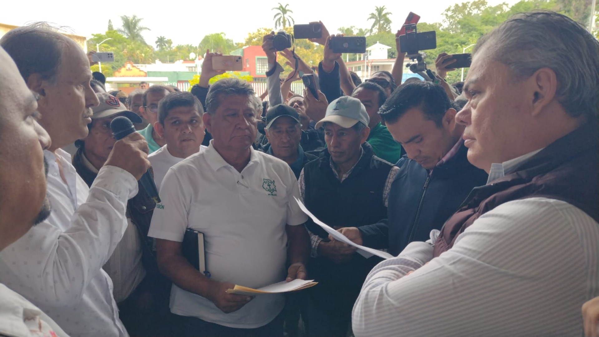 Niegan diputados intento de 'madruguete' a transportistas