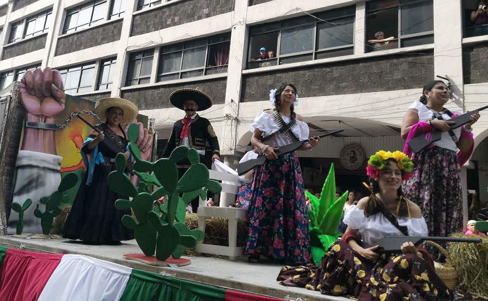 Llevan a cabo desfile conmemorativo del aniversario de la Revolución Mexicana