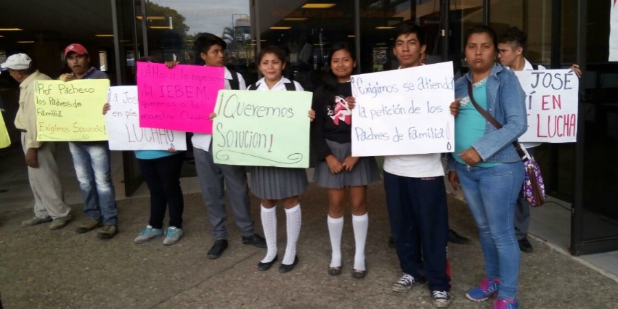 Padres de familia de la secundaria "José Martí" protestan en el IEBEM