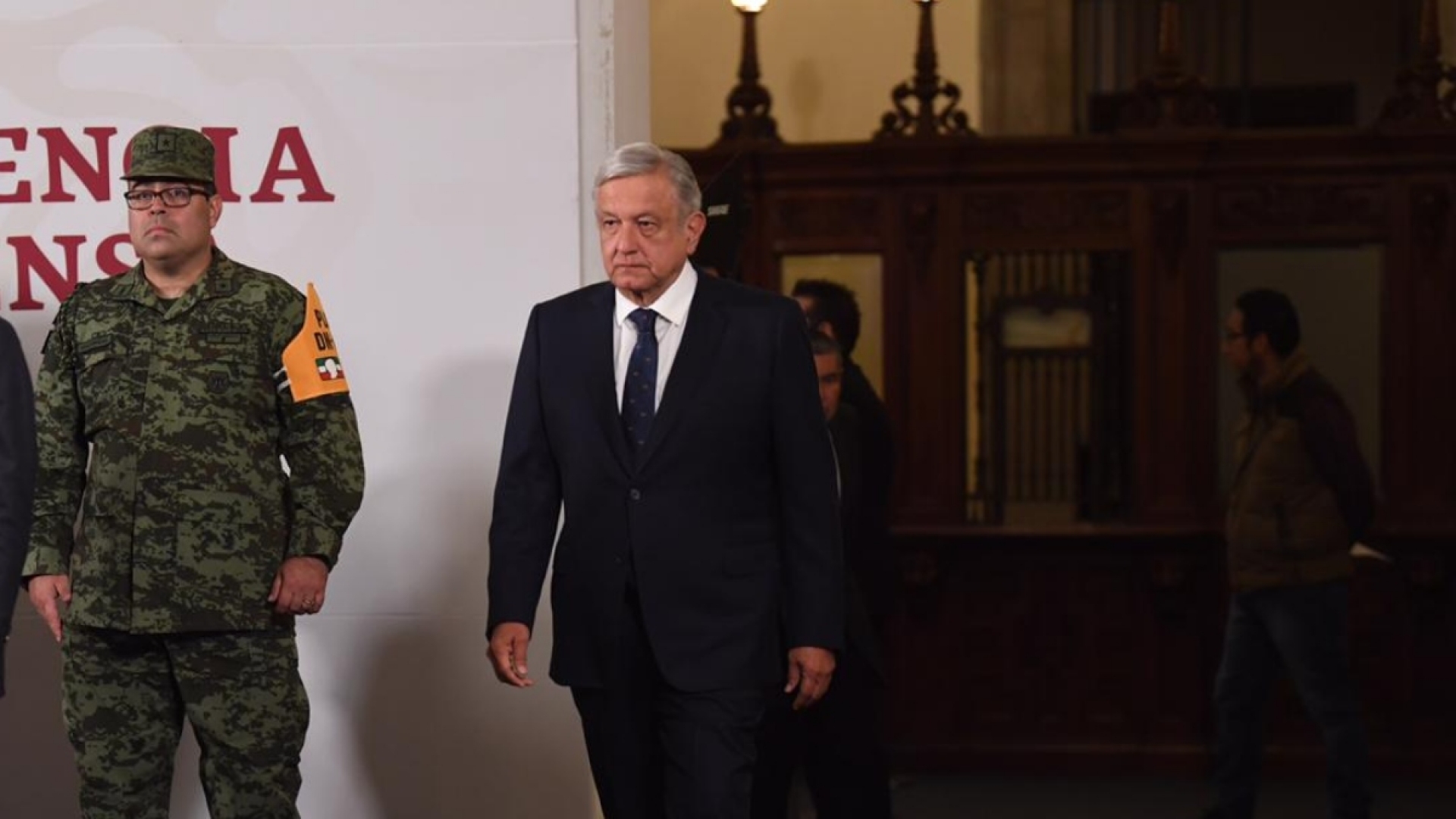 AMLO anuncia créditos sin intereses para apoyar a pequeños comerciantes