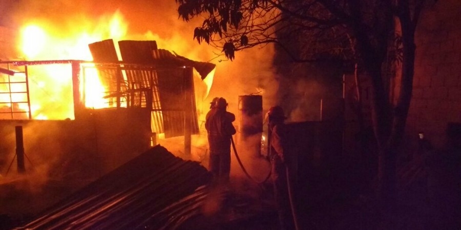 Sofocan bomberos incendio en una bodega, en Temixco