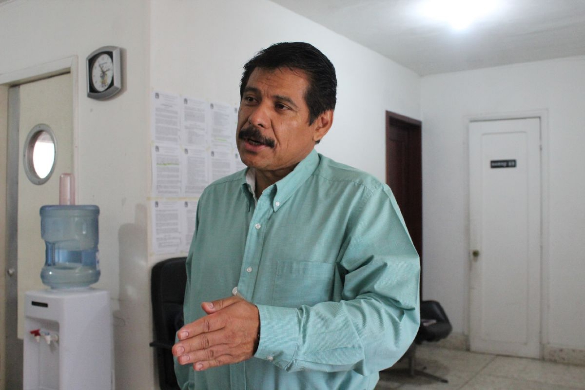 Cambian días de descanso por uniformes a trabajadores de Salud