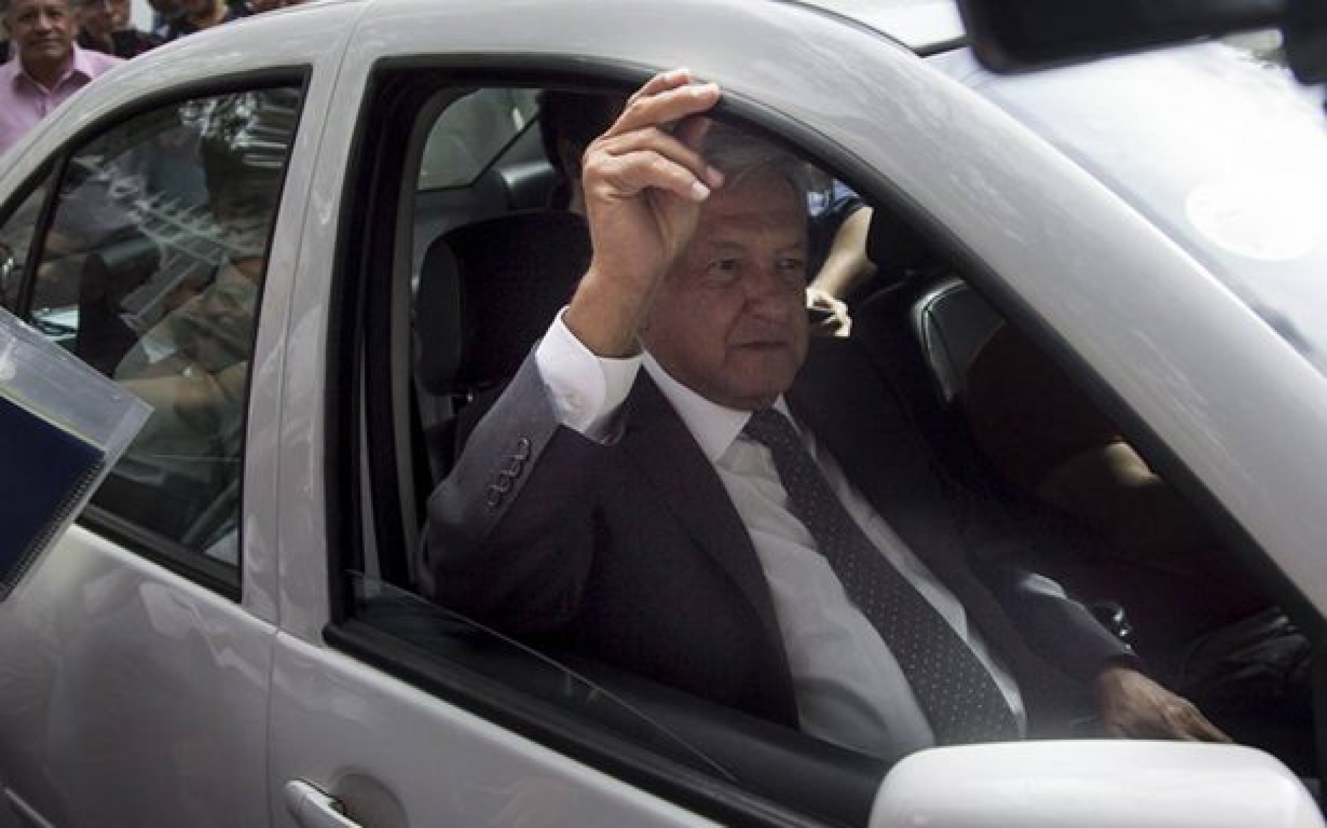 #VIDEO: Reporteros destrozan espejo del automóvil de AMLO; éste les dice que no hay problema