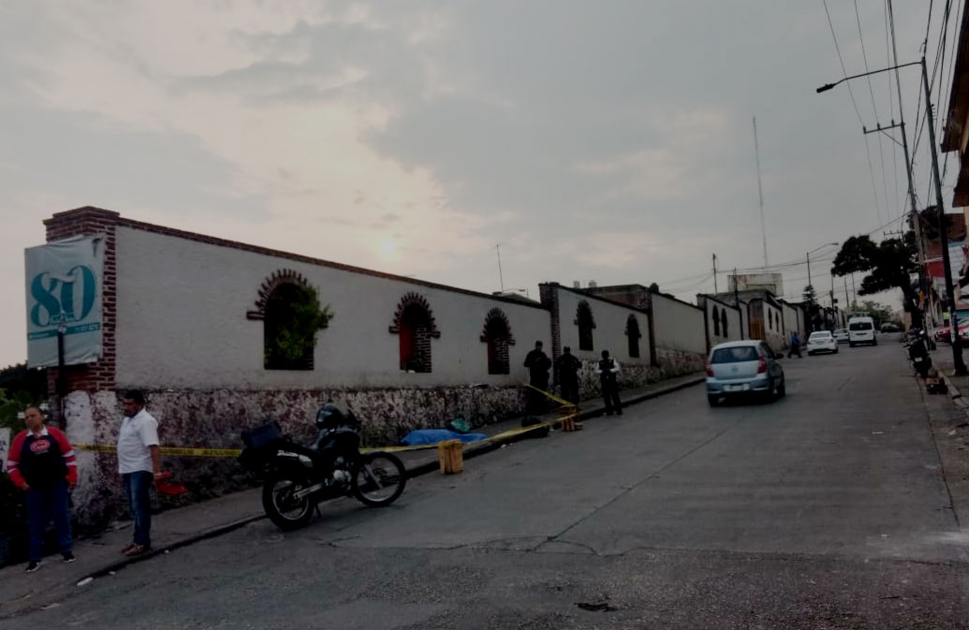 Encuentran muerto a un indigente en una banqueta, en la avenida Adolfo López Mateos