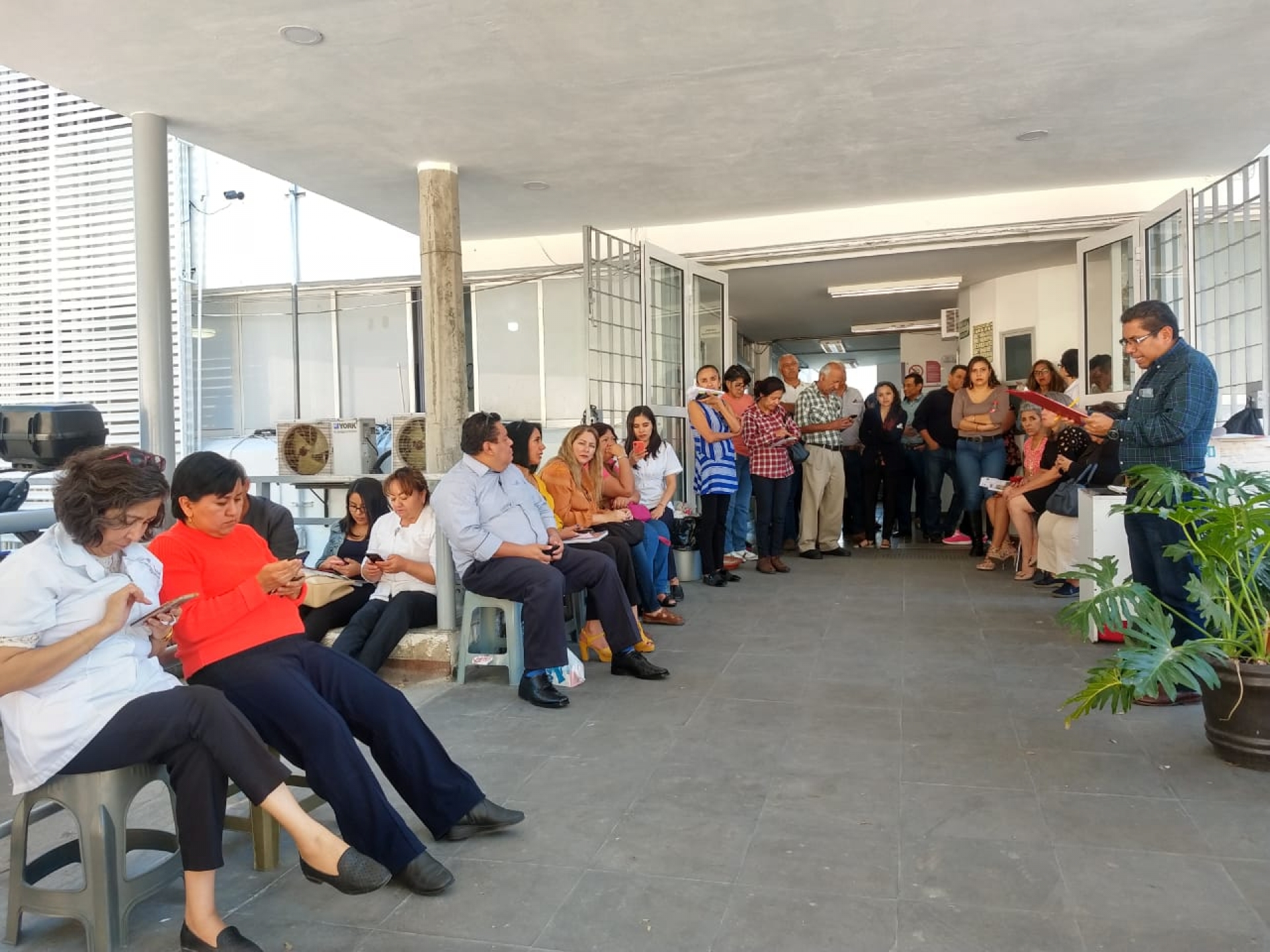Realizan trabajadores de Salud paro de brazos caídos
