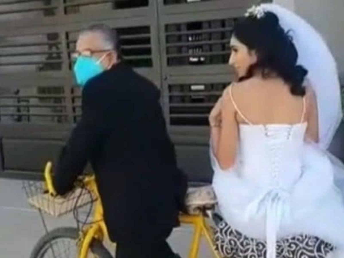 ¡Verdadero amor! Papá lleva a su hija al altar en bicicleta