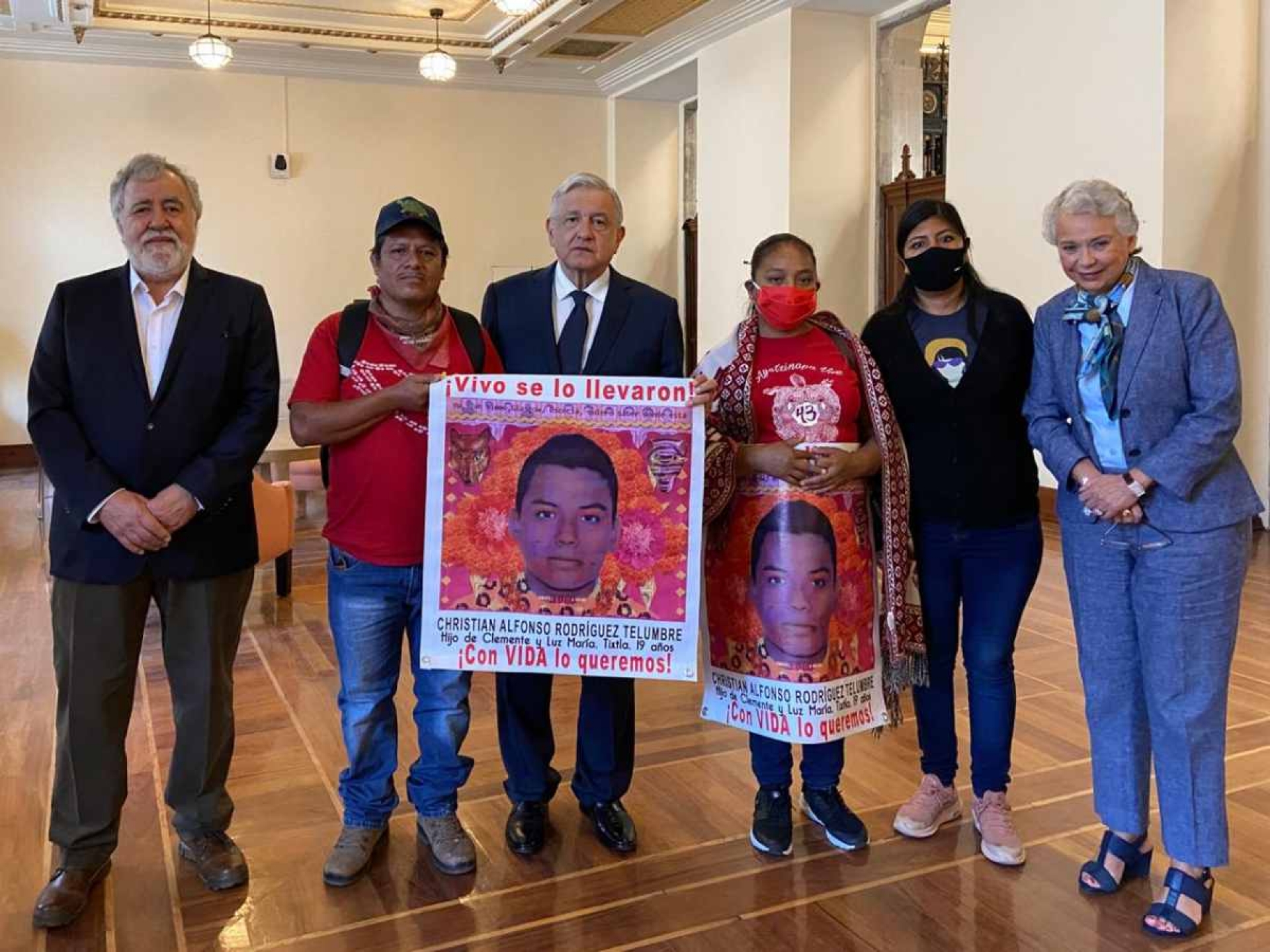 Presentan avances de caso Ayotzinapa a padres de los 43 desaparecidos