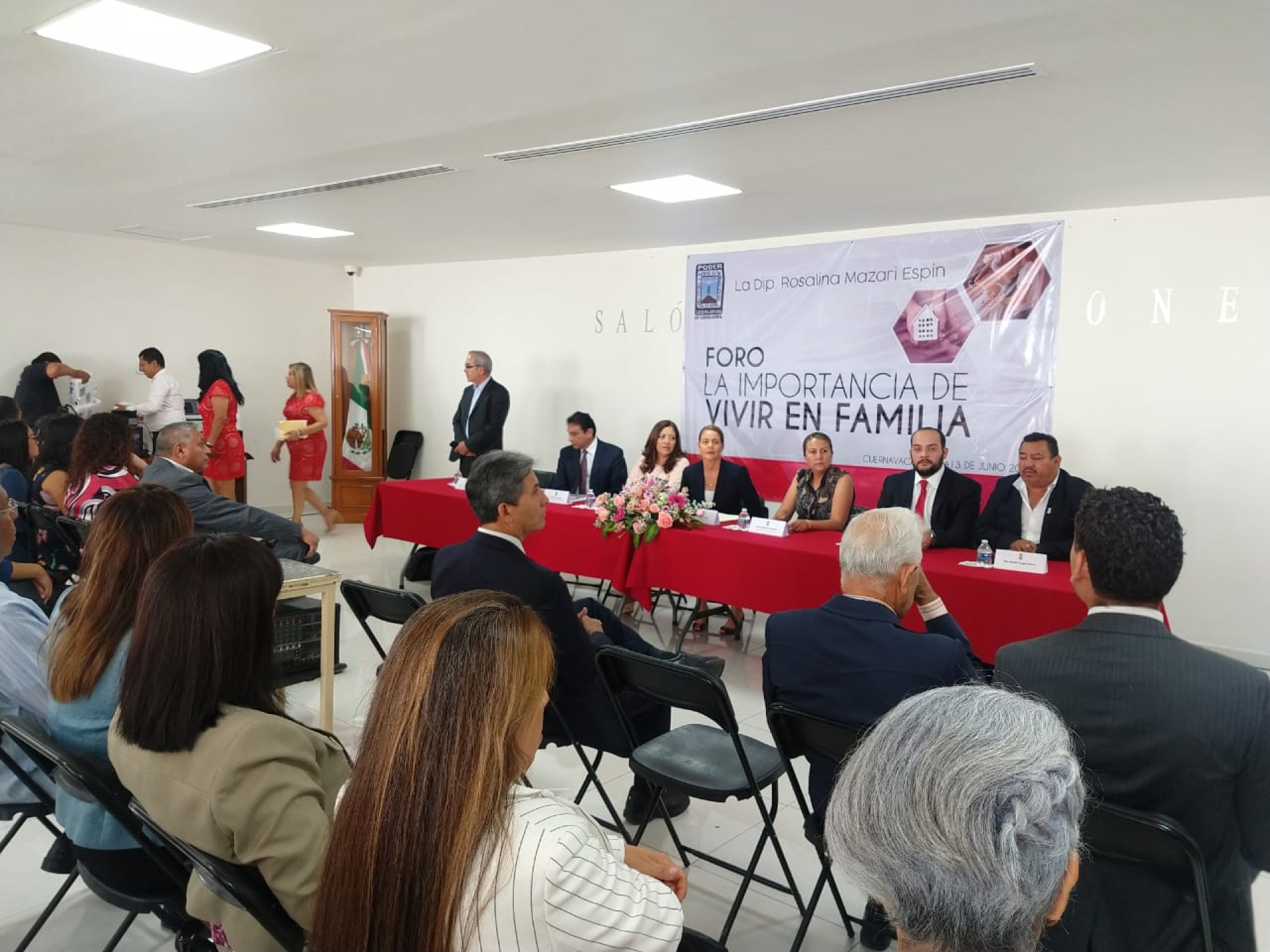Realizan foro 'La importancia de vivir en familia', en el Congreso local