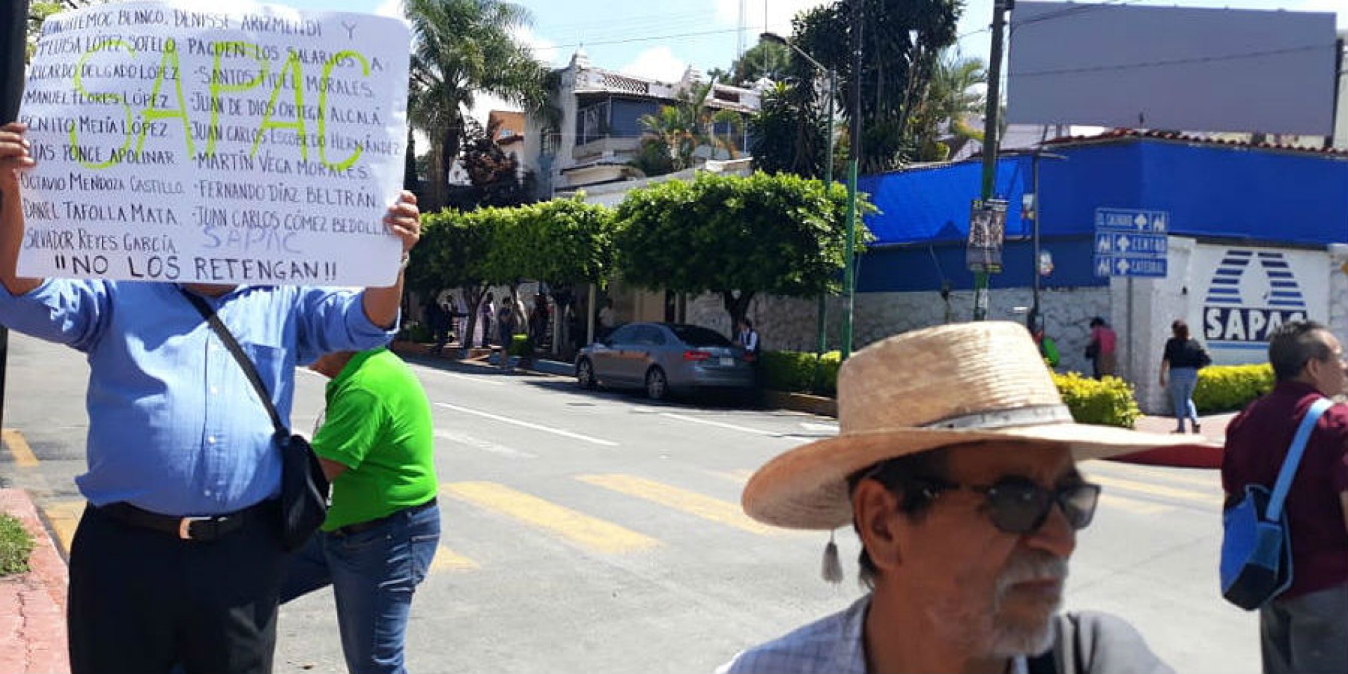 Se manifiestan jubilados del SAPAC en la avenida Morelos; exigen pago de pensiones