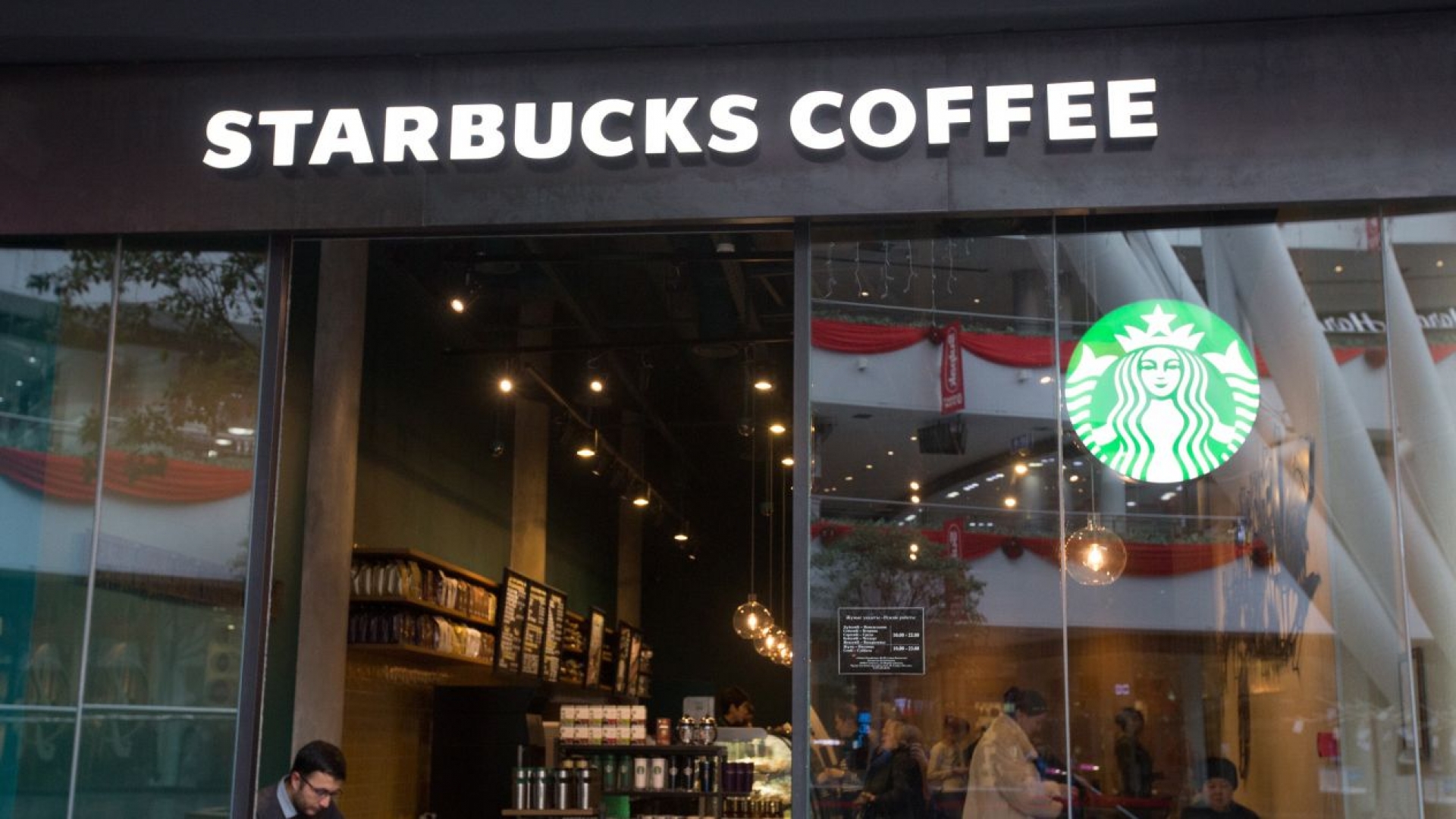 Starbucks dejará que uses sus mesas aunque no compres nada pero...