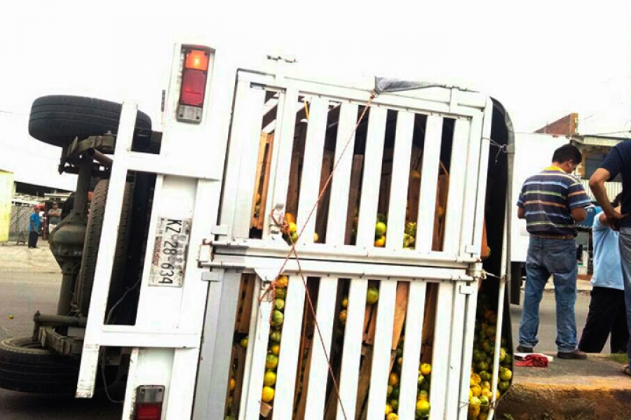 Vuelca una camioneta cargada de tomates