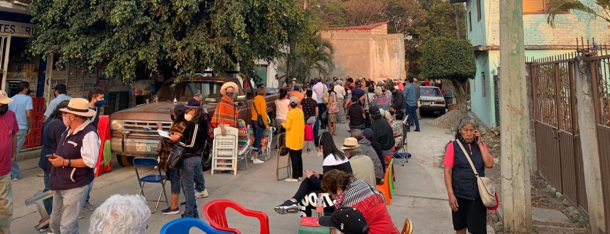 Largas filas en puntos de vacunación en Jiutepec