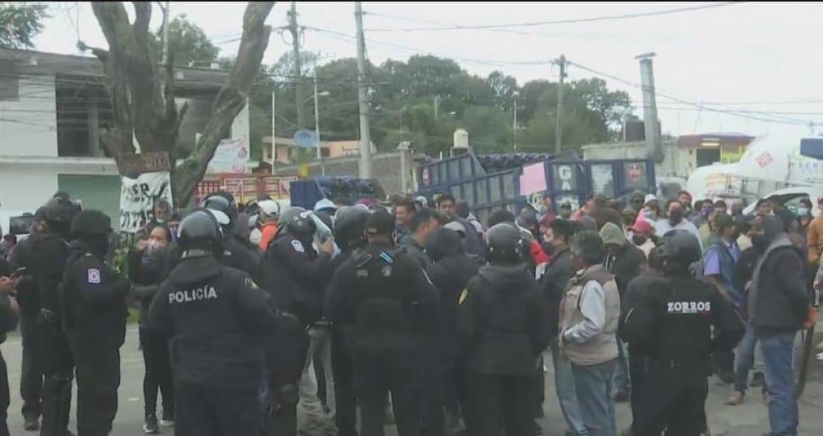 Comuneros cierran carretera federal México-Cuernavaca
